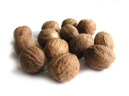 Gałka muszkatołowa cały owoc