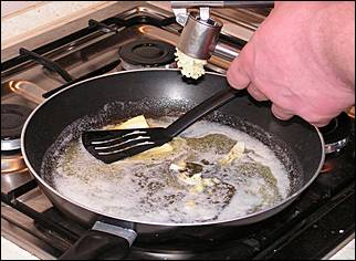 Na rozgrzany tłuszcz wycisnąć czosnek przez praskę