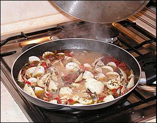 Małże należy dusić około 5 minut