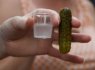 Kieliszek wódki i ogórek na zakąskę