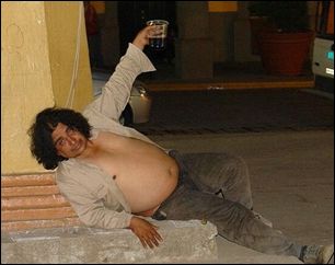 Pijany mężczyzna na ulicy